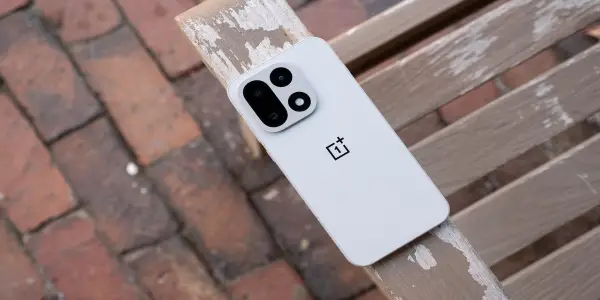 OnePlus 15 vs. Samsung Galaxy S25 Plus: A Clash of Performance and AI Capabilities
