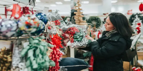 Safeguard Your Personal Information Ahead of Holiday Shopping Scams