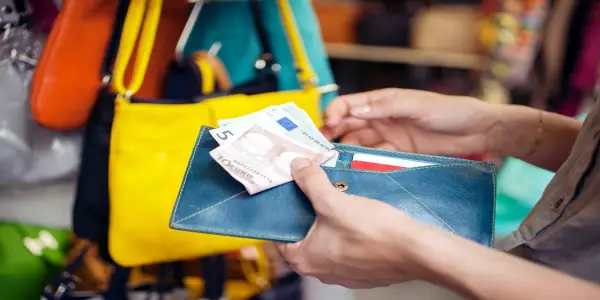 Understanding Tipping Etiquette While Traveling