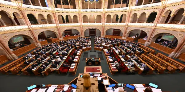 Hungarian Parliament Enacts Term Limits for Prime Ministers, Restricting Orban's Comeback