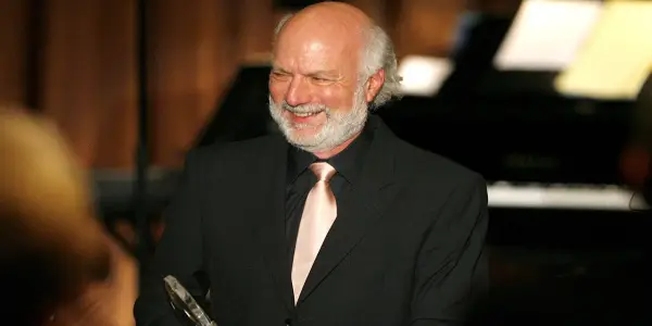 James Burrows, Iconic Director of Sitcoms Like 'Cheers' and 'Friends', Passes Away at 85