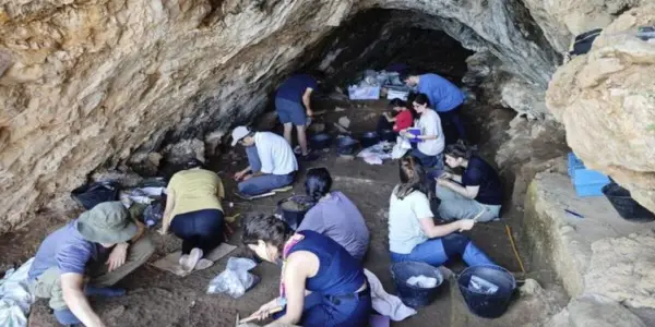 Evidence Suggests Cultural Exchange Between Modern Humans and Neanderthals Spanning 20,000 Years