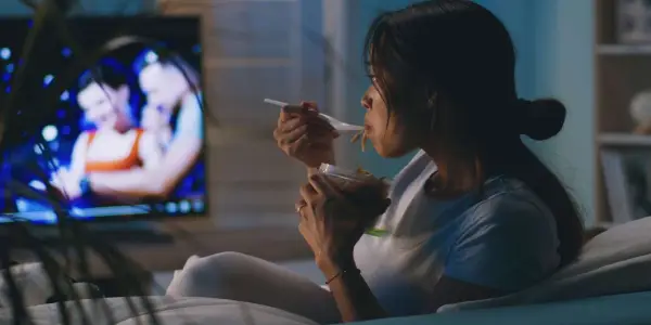Late-Night Eating Linked to Digestive Issues Amid Stress, New Research Suggests